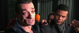 Pjotr Pawlenski mit seinem Rechtsanwalt Yassine Bouzrou nach seiner Anklage vor einem Gericht in Paris am 18.02.2020.