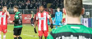 Leroy Kwadwo (Mitte) von den Würzburger Kickers ist im Spiel gegen Preußen Münster rassistisch beleidigt worden. Die Zuschauer reagierten mit "Nazis raus!"-Rufen. 