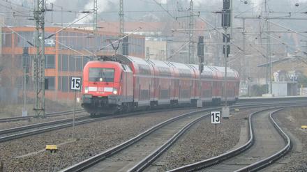 Oft verspätetet: Der RE1 am Bahnhof Werder.