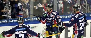 Wie schon gegen Mannheim (Bild) traf Mark Olver (Mitte) auch gegen Iserlohn.