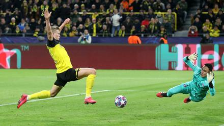 Mit vollem Einsatz. Erling Haaland (links) trifft zum 1:0 für den BVB.