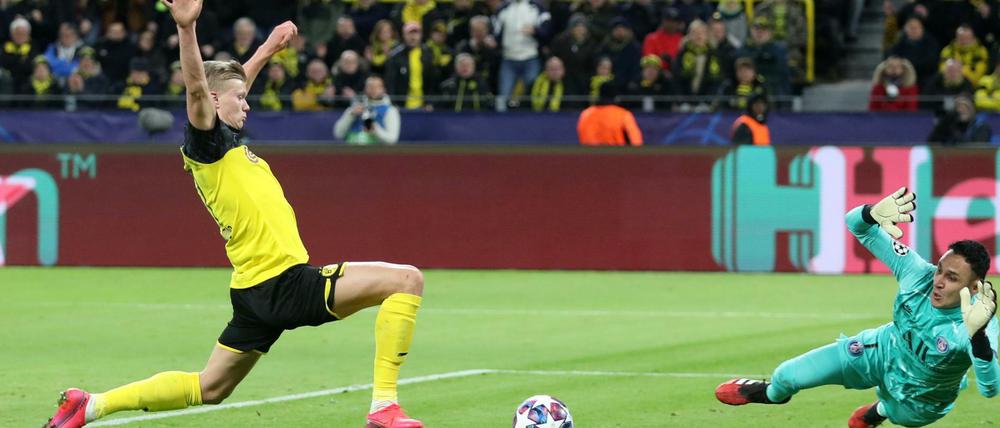 Mit vollem Einsatz. Erling Haaland (links) trifft zum 1:0 für den BVB.