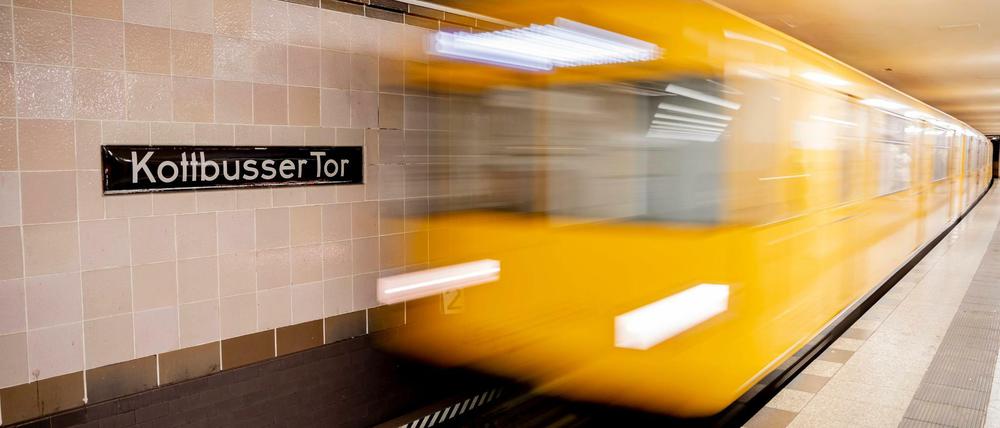 Die Post ist da! Farblich passen die Züge der Berliner U-Bahn schon für ihre neue Aufgabe.