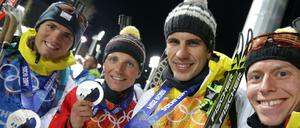 Wird aus Silber doch noch Gold? Simon Schempp, Erik Lesser, Arnd Peiffer and Daniel Boehm (von links nach rechts) präsentieren in Sotschi ihre Medaillen. Der russische Olympiasieger Jewgeni Ustjugow aus der russischen Staffel, die Gold gewann, wurde vom Weltverband des Dopings für schuldig befunden.