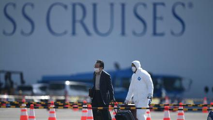 Ein Passagier verlässt das Kreuzfahrtschiff.