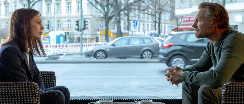 Auch in Staffel zwei von "Bad Banks" auf Konfrontationskurs: Jana Liekam (Paula Beer) und Gabriel Fenger (Barry Atsma).