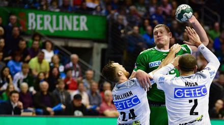 Durchgesetzt. Dainis Kristopans (m.) und die Füchse gewannen gegen Magdeburg.