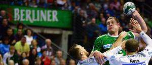 Durchgesetzt. Dainis Kristopans (m.) und die Füchse gewannen gegen Magdeburg.