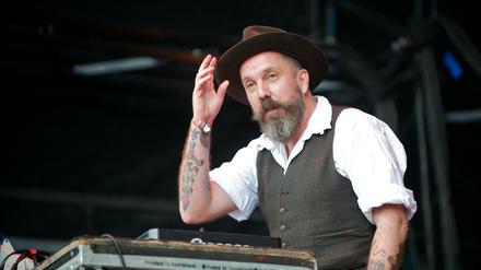 Andrew Weatherall bei einem Auftritt auf dem The Apple Cart Festival 2011 in London.