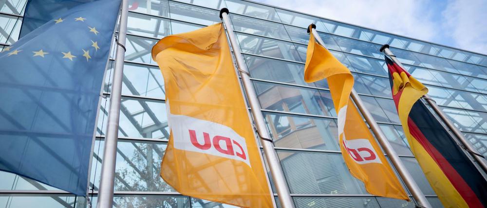 CDU-Fahnen vor der Parteizentrale