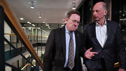 Bodo Ramelow (l., Die Linke), früherer Ministerpräsident von Thüringen, und Wolfgang Tiefensee (r), SPD-Landesvorsitzender, kommen zu einem erneuten Treffen von Linke, SPD und Grünen sowie der CDU in den Thüringer Landtag.