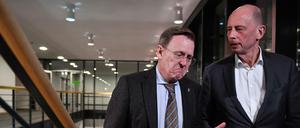 Bodo Ramelow (l., Die Linke), früherer Ministerpräsident von Thüringen, und Wolfgang Tiefensee (r), SPD-Landesvorsitzender, kommen zu einem erneuten Treffen von Linke, SPD und Grünen sowie der CDU in den Thüringer Landtag.