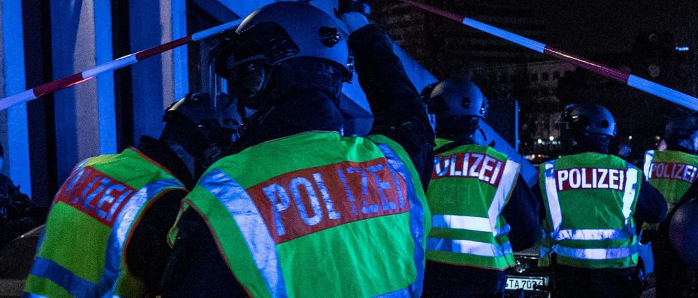 Einsatzkräfte der Polizei gehen zum Tatort am Tempodrom.