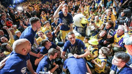 Gebt mir ein „Pokalsieger“: Albas Kapitän Niels Giffey (oben) und seine Kollegen zelebrieren nach dem Pokalsieg mit den Fans die Uffta.