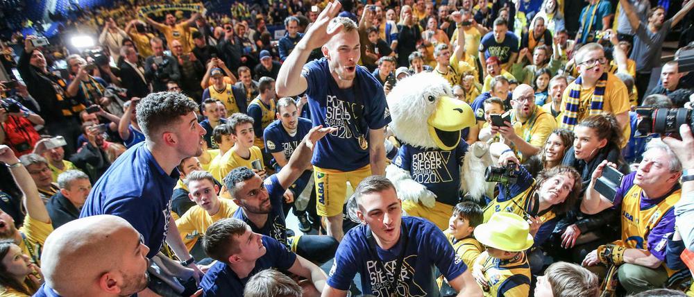 Gebt mir ein „Pokalsieger“: Albas Kapitän Niels Giffey (oben) und seine Kollegen zelebrieren nach dem Pokalsieg mit den Fans die Uffta.