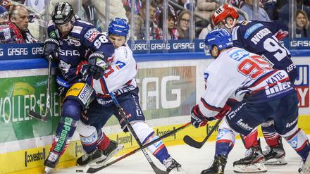 Kampf der Rekordmeister. Die Eisbären und Adler Mannheim boten am Sonntag großes Eishockey.