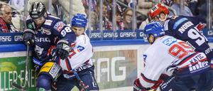 Kampf der Rekordmeister. Die Eisbären und Adler Mannheim boten am Sonntag großes Eishockey.