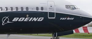Der US-Luftfahrtkonzern Boeing ist bei seinem mit Flugverboten belegten Krisenjet 737 Max auf ein neues Problem gestoßen. Während der Wartungsarbeiten seien Fremdkörper in Treibstofftanks einiger Maschinen gefunden worden.
