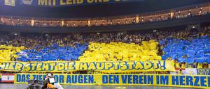 Blau-Gelbe Wand: Albas Fans zeigten auf der Stehtribüne eine hübsche Choreographie.