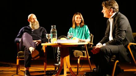 Im Grünen Salon der Volksbühne: Holger (links) und Silke Friedrich, die Verleger von "Berliner Zeitung" und "Berliner Kurier" im Gespräch mit "Freitag"-Verleger Jakob Augstein.