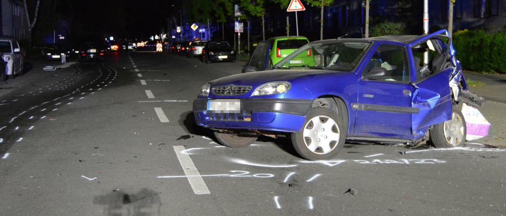Nordrhein-Westfalen, Moers: Das zerstörte Auto der unbeteiligten Frau steht auf einer Straßenkreuzung. (Archivbild 22.04.2019)