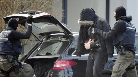 Einen Tag nach der Zerschlagung einer mutmaßlichen rechten Terrorzelle wird ein Verdächtiger am 15.02.2020 von Polizisten in den Bundesgerichtshof gebracht. 