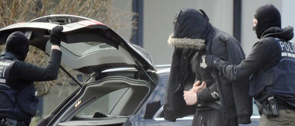 Einen Tag nach der Zerschlagung einer mutmaßlichen rechten Terrorzelle wird ein Verdächtiger am 15.02.2020 von Polizisten in den Bundesgerichtshof gebracht.