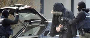 Einen Tag nach der Zerschlagung einer mutmaßlichen rechten Terrorzelle wird ein Verdächtiger am 15.02.2020 von Polizisten in den Bundesgerichtshof gebracht. 
