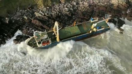 Die MV Alta, ein verlassenes Frachtschiff, ist an der Küste der Grafschaft Cork angespült worden.