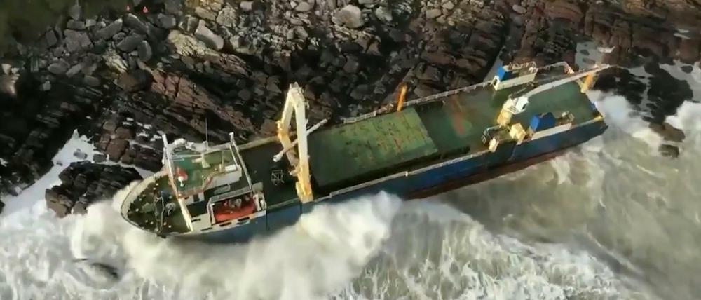 Die MV Alta, ein verlassenes Frachtschiff, ist an der Küste der Grafschaft Cork angespült worden.