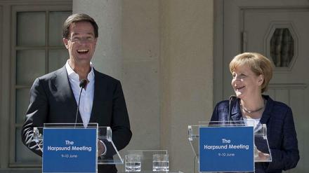 Der niederländische Regierungschef Mark Rutte (l.) gehört zu der Gruppe der „sparsamen Vier“, die als Hardliner die wollen, dass der nächste Sieben-Jahres-Haushalt nicht mehr als 1,0 Prozent der Wirtschaftsleistung der EU umfasst. Angel Merkel steht bislang an seiner Seite. 