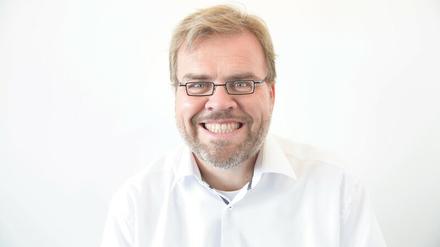 Steffen Grimberg ist Medienjournalist, unter anderem beim Portal MDR MEDIEN360G, und Herausgeber des „Jahrbuch Fernsehen“. 