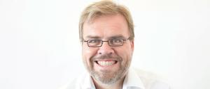 Steffen Grimberg ist Medienjournalist, unter anderem beim Portal MDR MEDIEN360G, und Herausgeber des „Jahrbuch Fernsehen“.