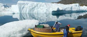 Fischer vor dem Ilulissat Eisfjord in Grönland. 