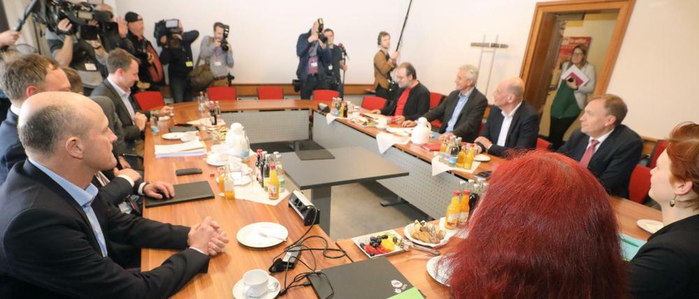 Suche nach einer Lösung: Vertreter von Die Linke, SPD, Bündnis 90/Die Grünen und CDU am Mittwoch im Thüringer Landtag.