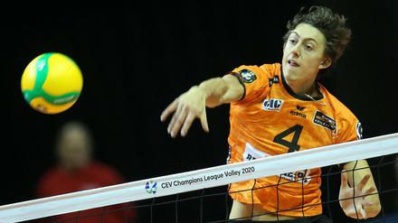Bumms. Berlins Jeffrey Jendryk schmettert den Ball über das Netz.