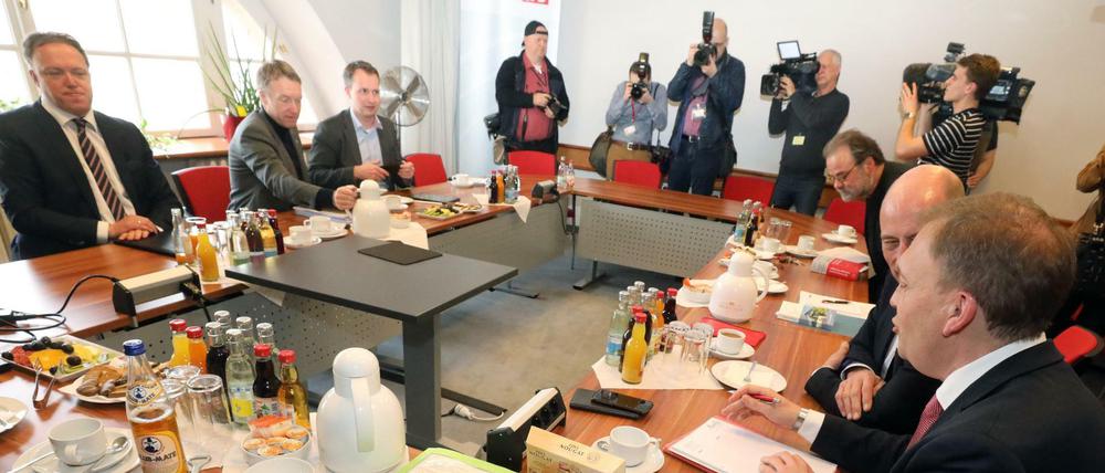 Krisentreffen: Vertreter von Die Linke, SPD, Bündnis 90/Die Grünen und CDU im Thüringer Landtag.