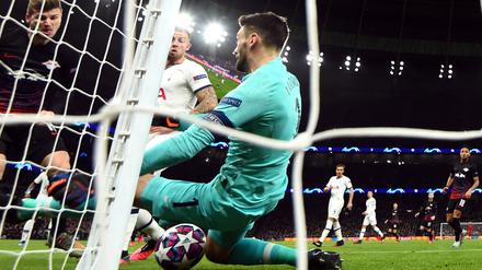 Millimeterarbeit. Tottenhams Torhüter Hugo Lloris klärt gegen Leipzigs Timo Werner (l.).