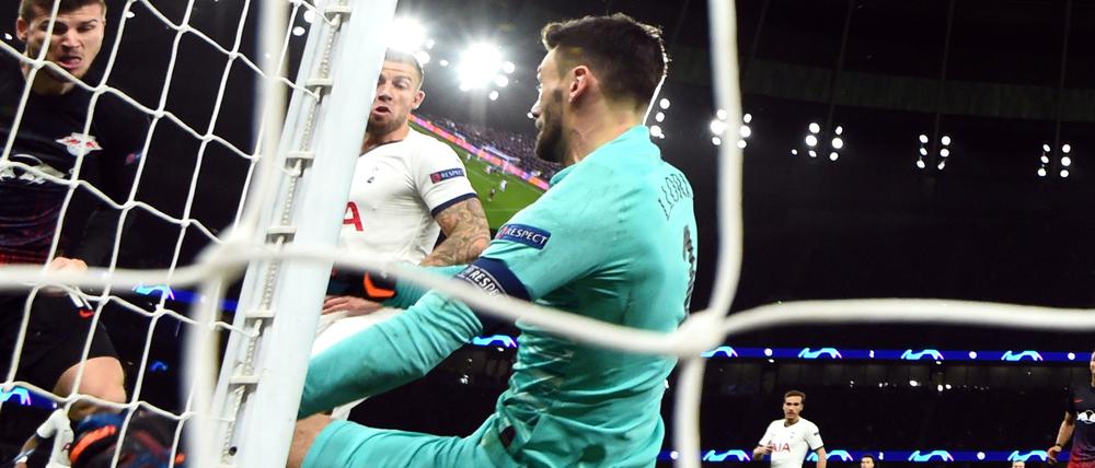 Millimeterarbeit. Tottenhams Torhüter Hugo Lloris klärt gegen Leipzigs Timo Werner (l.).