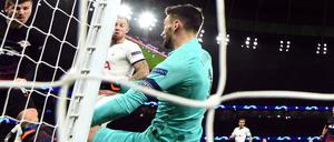 Millimeterarbeit. Tottenhams Torhüter Hugo Lloris klärt gegen Leipzigs Timo Werner (l.).