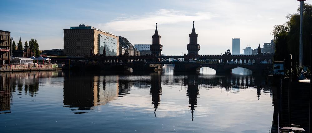 Die Oberbaumbrücke zwischen den Berliner Ortsteilen Kreuzberg und Friedrichshain.