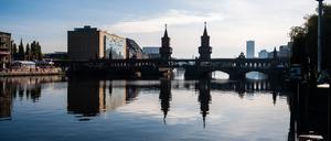 Die Oberbaumbrücke zwischen den Berliner Ortsteilen Kreuzberg und Friedrichshain.