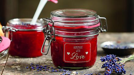 Erdbeermarmelade mit Lavendel aus dem Buch „Eingemacht leicht gemacht!“ (EMF Verlag)
