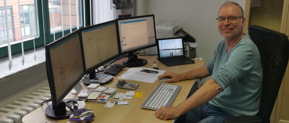 Ansteckend gut gelaunt: Ronald Zürner, Geschäftsführer und Mitinhaber der Corona Bürotechnik GmbH in Berlin-Marzahn.