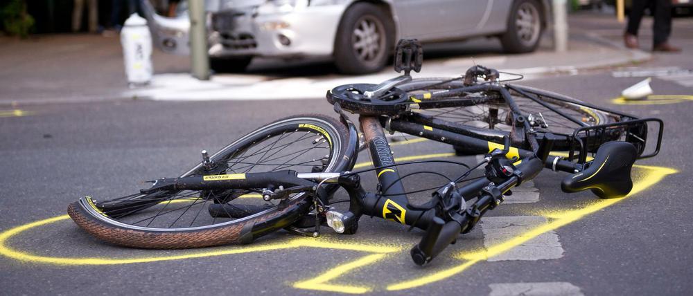 Der Fahrradfahrer erlitt bei dem Unfall tödliche Kopfverletzungen (Symbolbild).