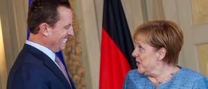 Angela Merkel begrüßt Richard Grenell beim Empfang für das diplomatische Corps im Schloss Meseberg im Juli 2018.