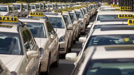 Protest gegen Uber. Taxifahrer laufen seit langem Sturm über die Dienste, die via App Fahrten anbieten.