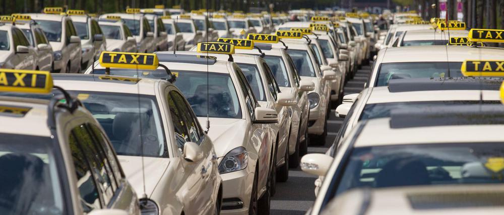 Protest gegen Uber. Taxifahrer laufen seit langem Sturm über die Dienste, die via App Fahrten anbieten.