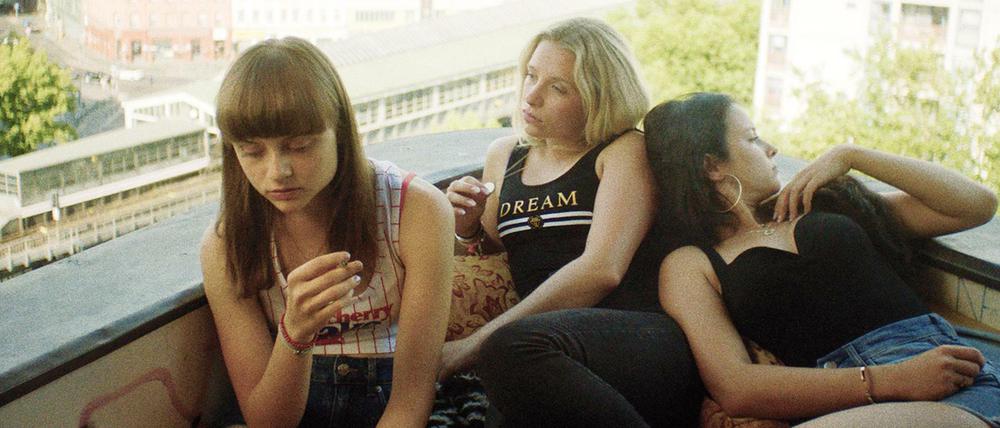 Lena Urzendowsky, Lena Klenke und Elina Vildanova in "Kokon" aus der Generation 14plus.