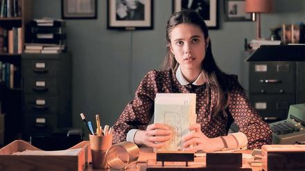 Joanna (Margaret Qualley) nimmt die Fanpost von J. D. Salinger entgegen.